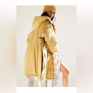 FREE PEOPLE x East West
Hooded Puffer Coat. SIZE XS